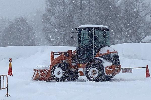 株式会社信建架設の除雪作業